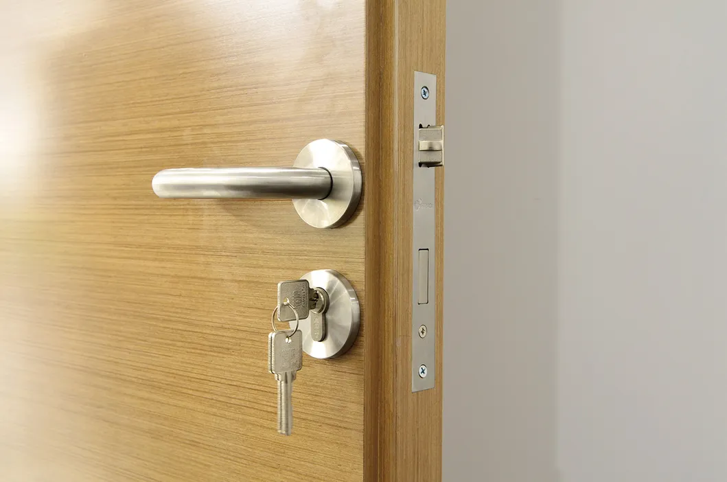 Aluminium Glass/MDF Office Partition Wall with Magnetic Blinds and Hinged Door