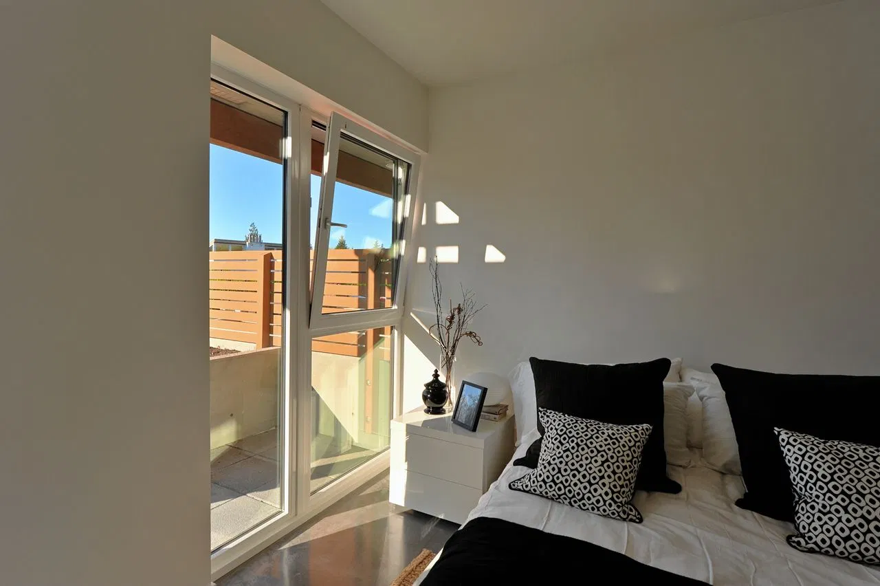 Foshan Factory Grill Design Powder Coated Aluminum Tilt & Turn Window for Home Replacement