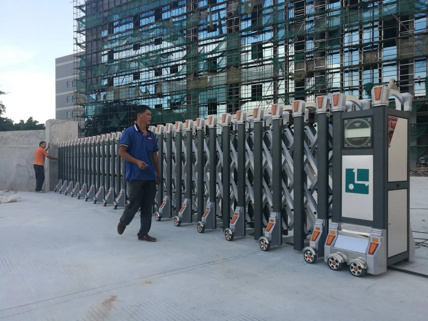 Qigong Aluminum Retractable Modern Driveway Gate