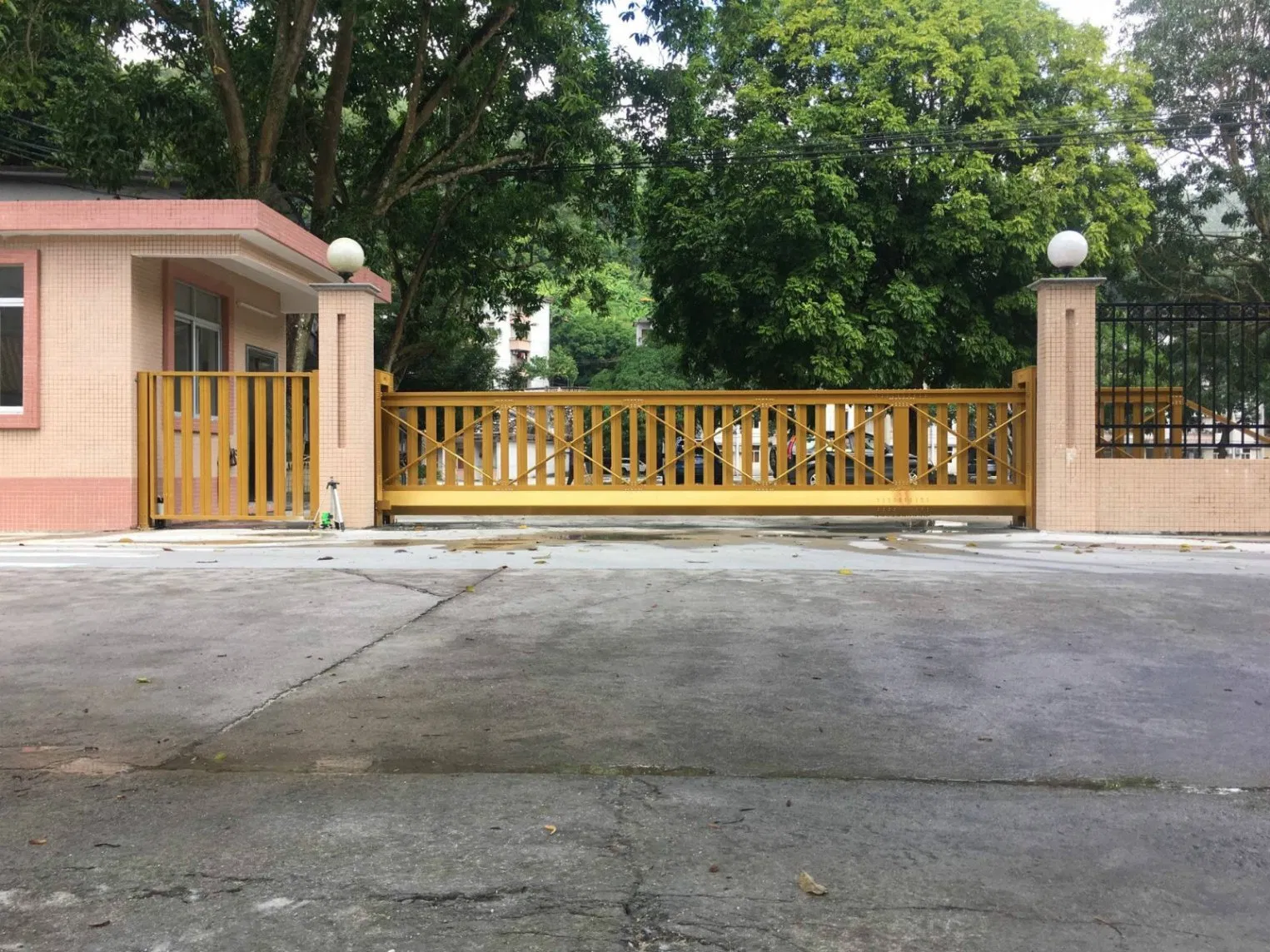 Qigong Best Selling Automatic Suspension Sliding Gate Remote Control Aluminum Factory School Designs